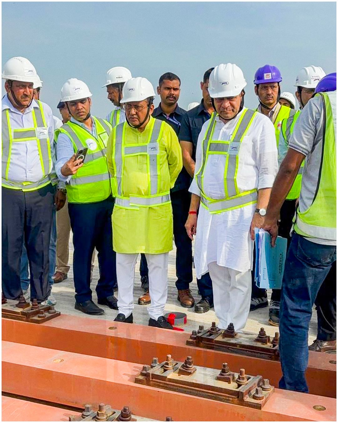 रेल मंत्री, माननीय श्री Ashwini Vaishnaw तथा सूरत के माननीय सांसद श्री Mukesh Dalal ने 27 सितंबर 2025 को निर्माणाधीन सूरत बुलेट ट्रेन स्टेशन का दौरा किया और ट्रैक स्थापना कार्यों का निरीक्षण किया।